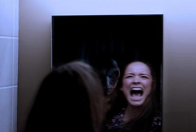 Room 205 (KOLLEGIET) Woman screams when she sees a creeper in the mirror