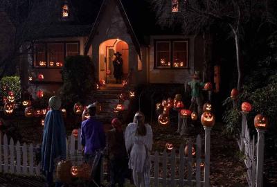 Trick 'R' Treat Halloween trick or treaters outside a house